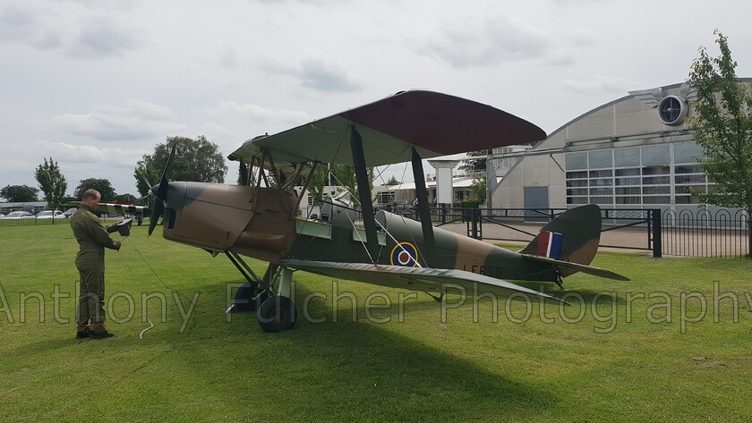 Queen-bee 
 Doing the pre flight checks on the Tiger Moth Queen Bee 1934 
 Keywords: ww1, bi plane, plane, war, tiger moth, queen bee, fly,