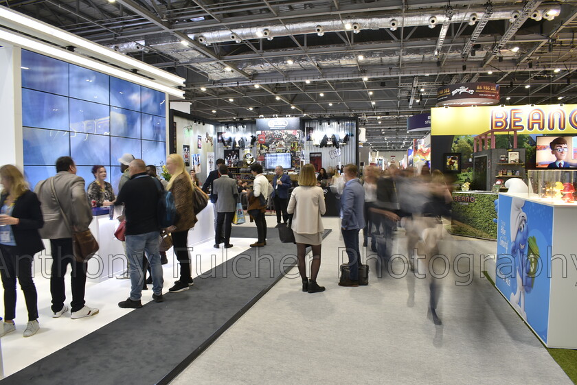 Aisle 
 An aisle with some movement at Londons Excel exhibition centre 
 Keywords: Exhibition, london, excel, Busy, people,